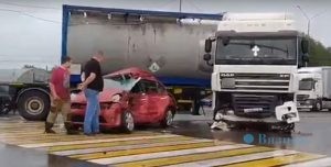 Страшная авария произошла сегодня в Вязниках. На пересечении федеральной трассы М-7 «Волга» с Удобной и Железнодорожной улицами грузовик вре...