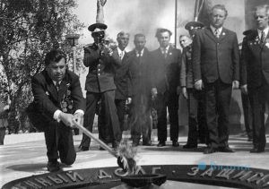 В этом году исполняется 50 лет с момента зажжения Вечного огня  на нашем воинском мемориале — Аллее Боевой Славы. Наш корреспондент решил об...