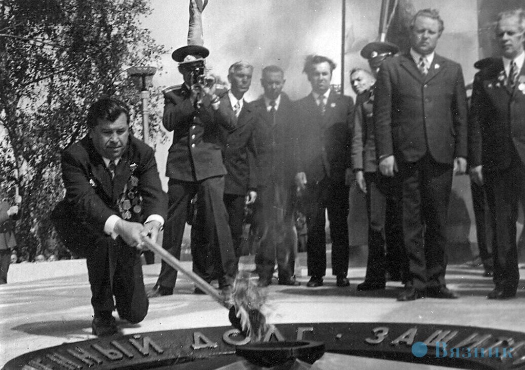 В этом году исполняется 50 лет с момента зажжения Вечного огня на нашем воинском мемориале — Аллее Боевой Славы. Наш корреспондент решил об...